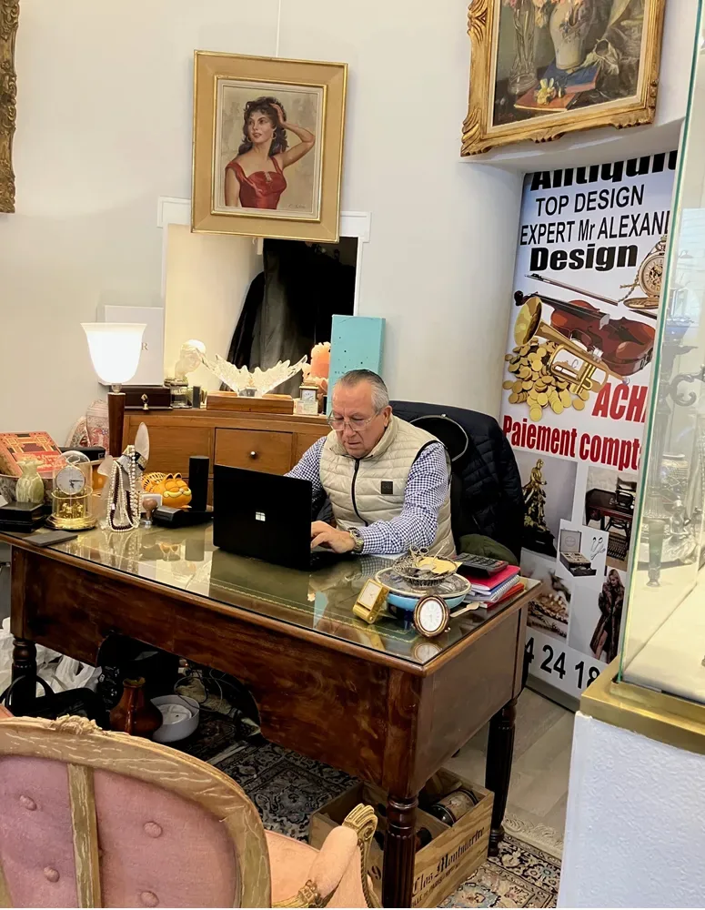 Cabinet d'antiquaire en Charente-Maritime - Expert au travail